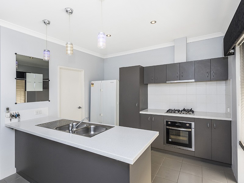 15/11 Carnation Street, Canning Vale WA 6155