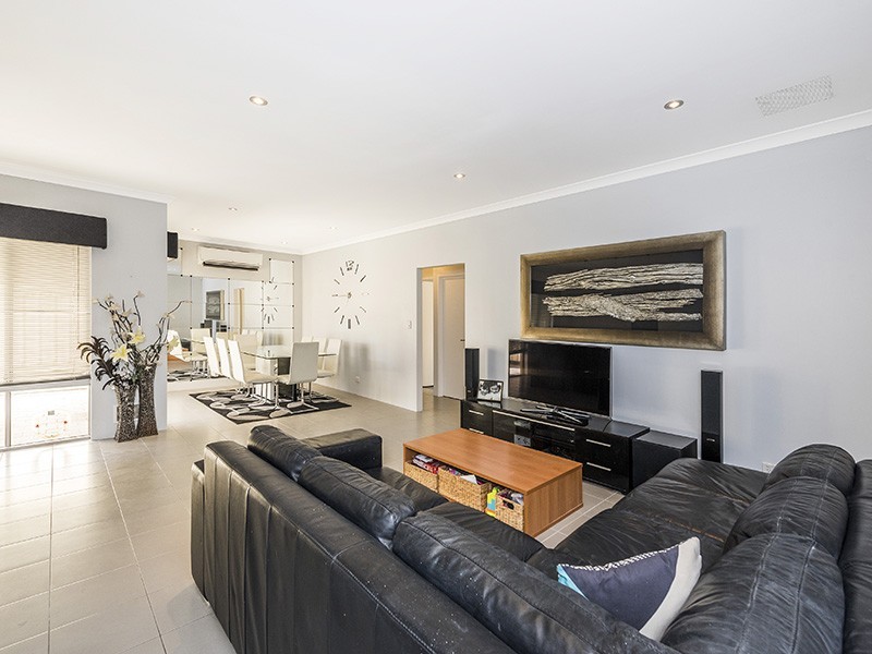 15/11 Carnation Street, Canning Vale WA 6155