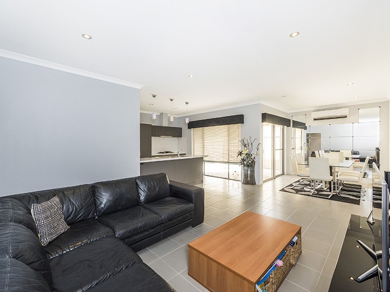 15/11 Carnation Street, Canning Vale WA 6155