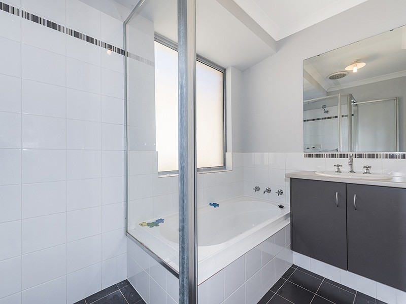 15/11 Carnation Street, Canning Vale WA 6155