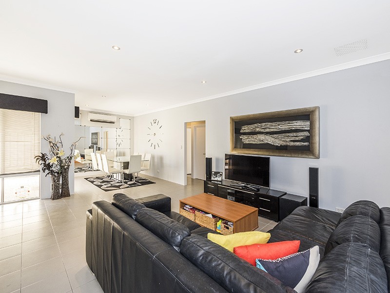 15/11 Carnation Street, Canning Vale WA 6155