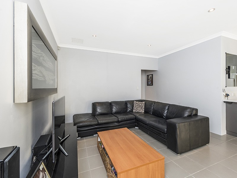 15/11 Carnation Street, Canning Vale WA 6155