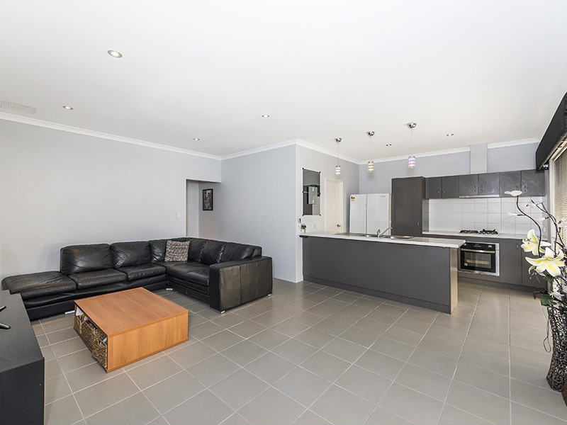 15/11 Carnation Street, Canning Vale WA 6155