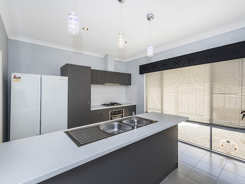 15/11 Carnation Street, Canning Vale WA 6155