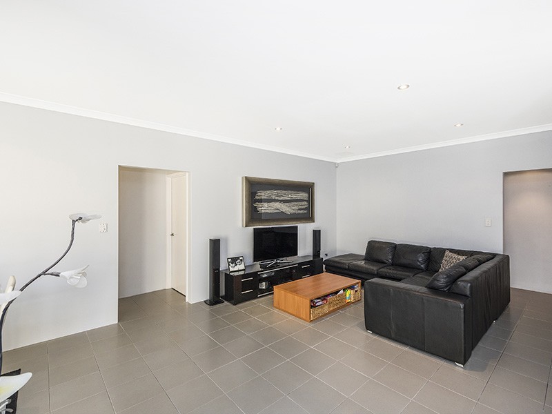 15/11 Carnation Street, Canning Vale WA 6155