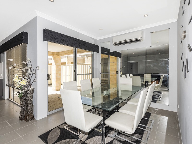 15/11 Carnation Street, Canning Vale WA 6155