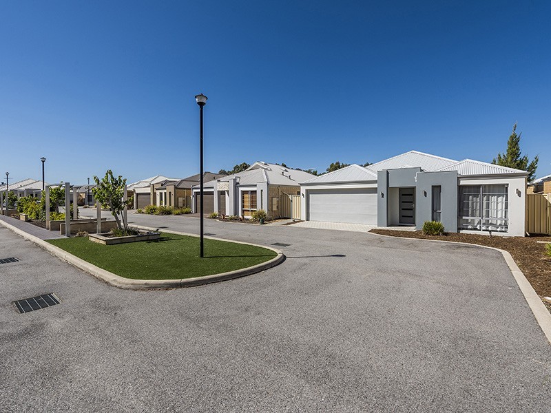 15/11 Carnation Street, Canning Vale WA 6155