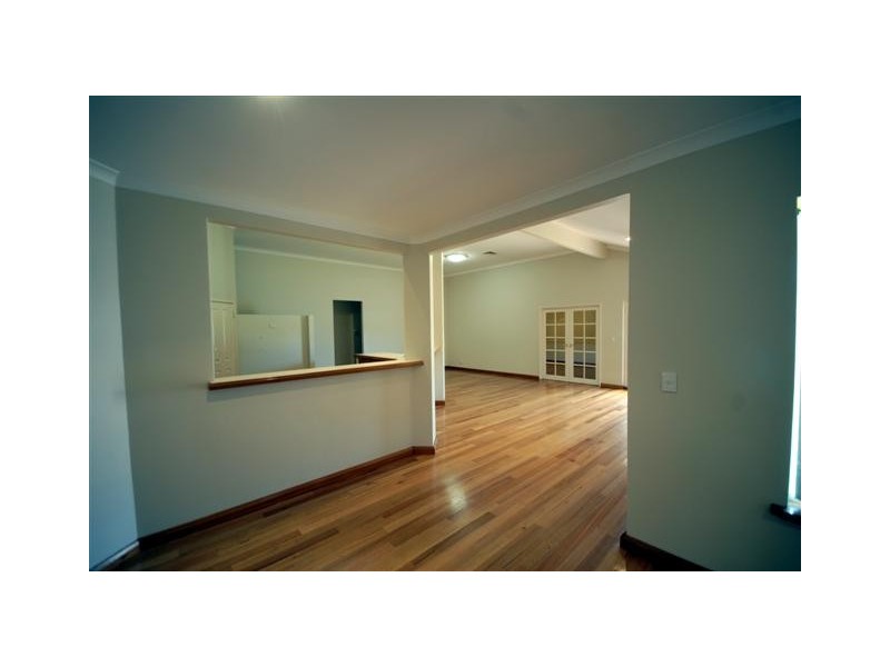 4 Kingsland Loop, Canning Vale WA 6155