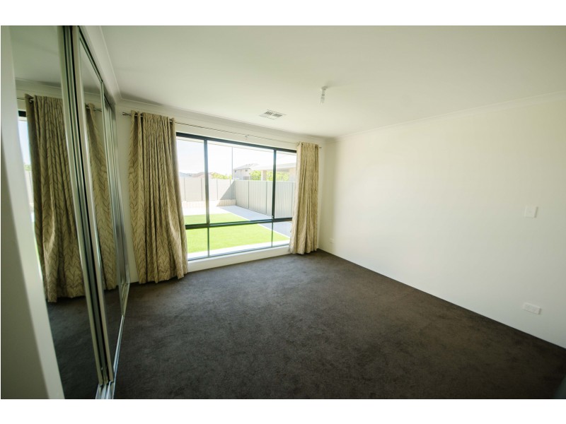 26 Sweetgum Way, Piara Waters WA 6112