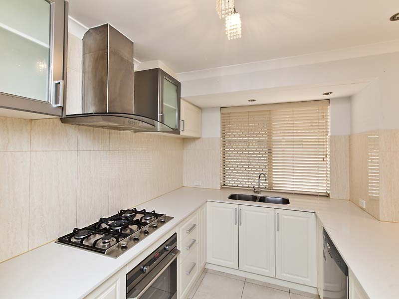 5 Mary Mackillop Glen, Queens Park WA 6107