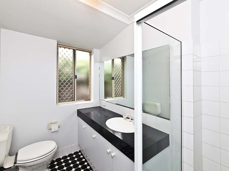 5 Mary Mackillop Glen, Queens Park WA 6107