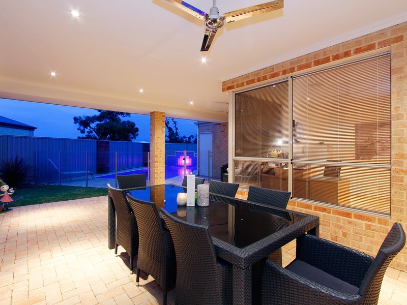 43 Hillhouse Way, Piara Waters WA 6112