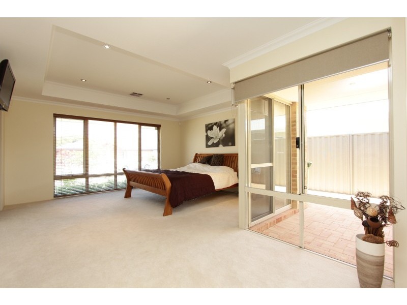 43 Hillhouse Way, Piara Waters WA 6112