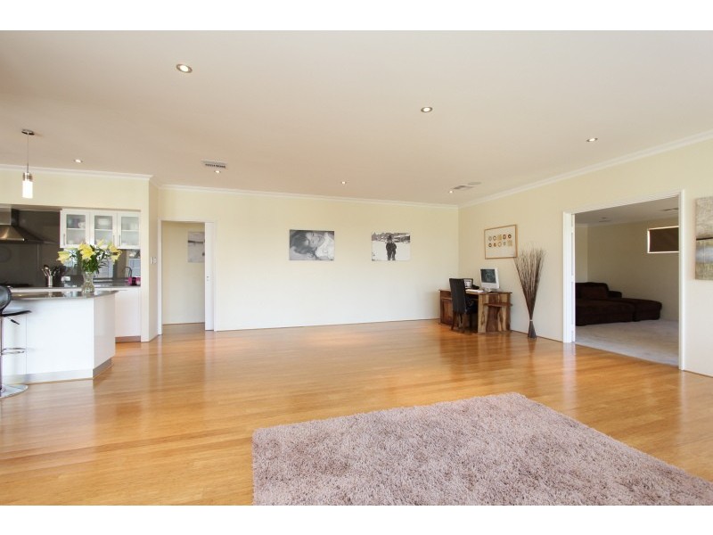43 Hillhouse Way, Piara Waters WA 6112