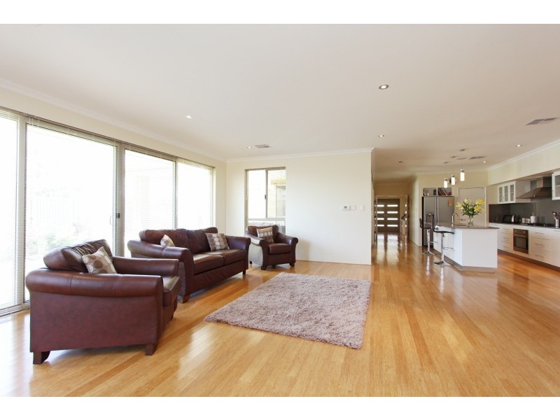 43 Hillhouse Way, Piara Waters WA 6112