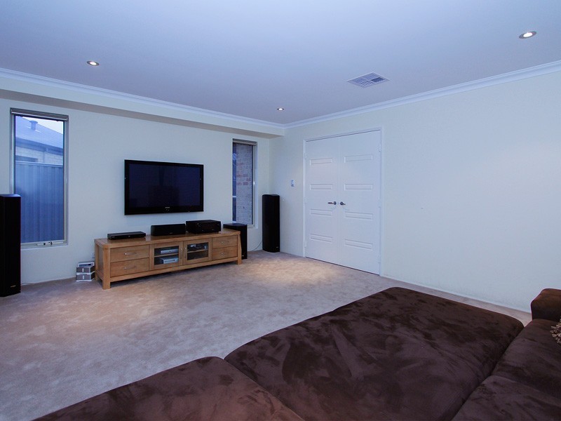 43 Hillhouse Way, Piara Waters WA 6112
