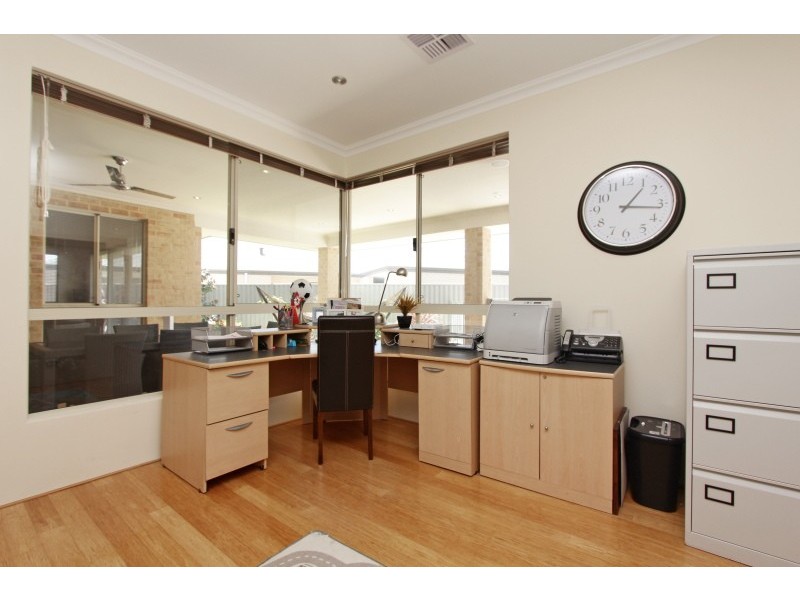 43 Hillhouse Way, Piara Waters WA 6112