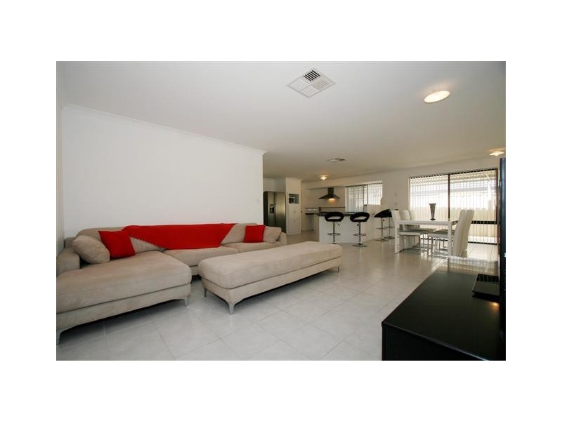 32 Glasgow Way, Seville Grove WA 6112