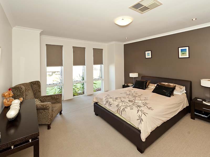 18 Edgehill Walk, Piara Waters WA 6112