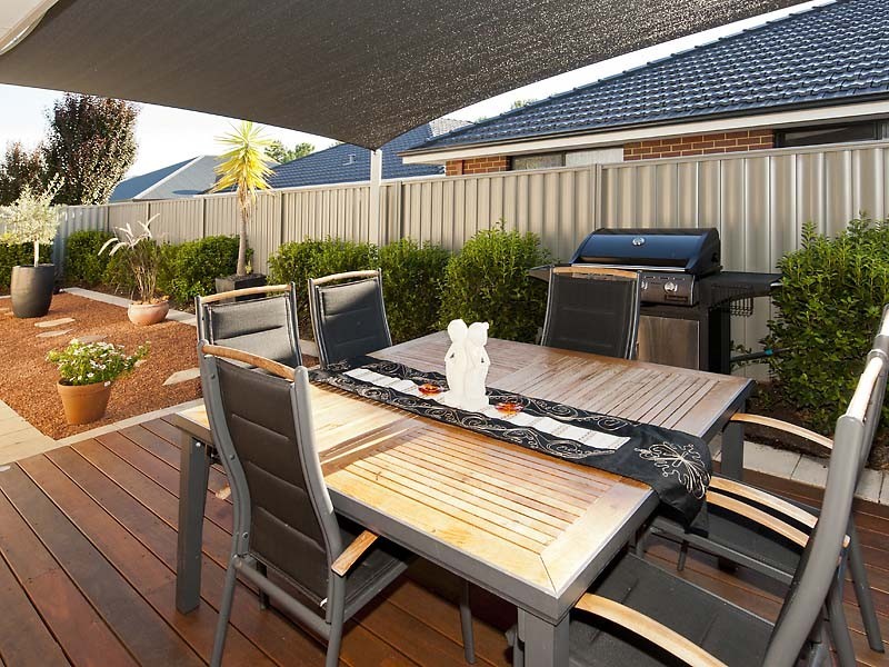 18 Edgehill Walk, Piara Waters WA 6112