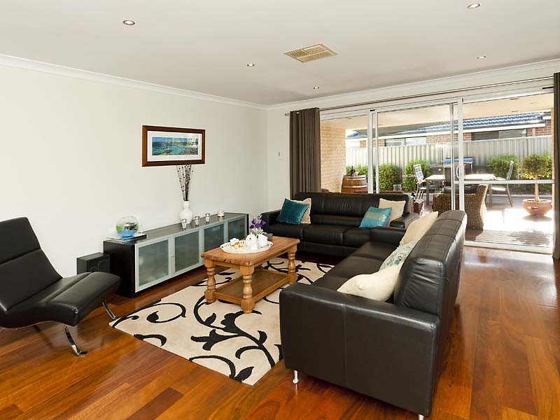 18 Edgehill Walk, Piara Waters WA 6112