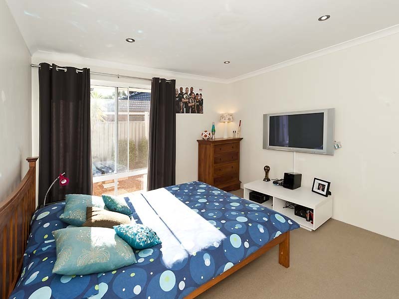 18 Edgehill Walk, Piara Waters WA 6112