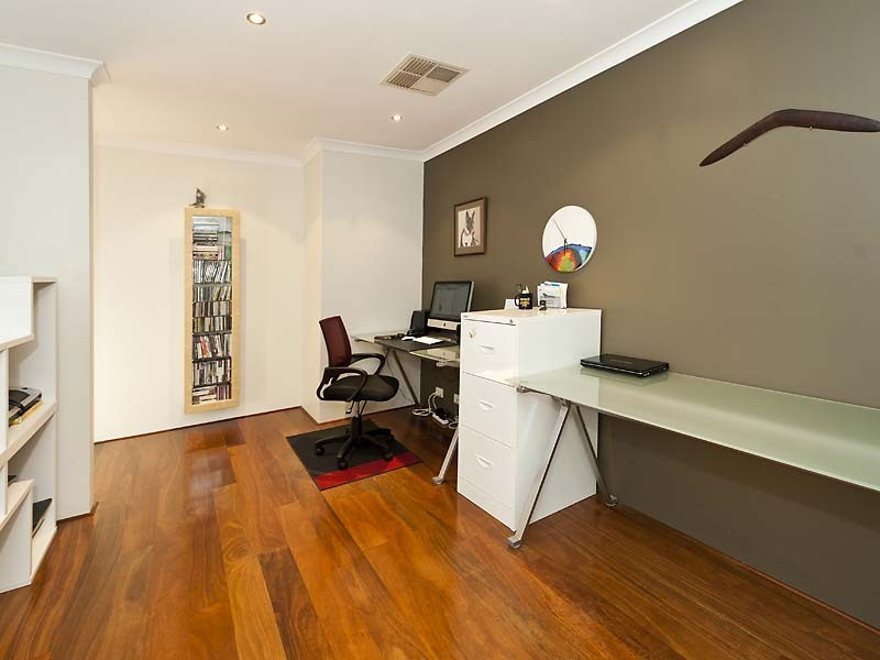 18 Edgehill Walk, Piara Waters WA 6112