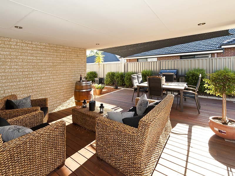 18 Edgehill Walk, Piara Waters WA 6112