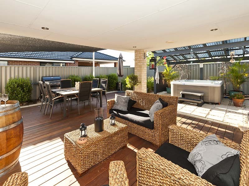 18 Edgehill Walk, Piara Waters WA 6112