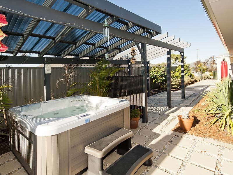 18 Edgehill Walk, Piara Waters WA 6112