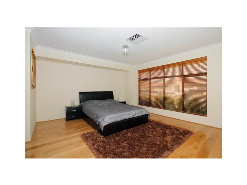 11 Canterbury Trail, Harrisdale WA 6112