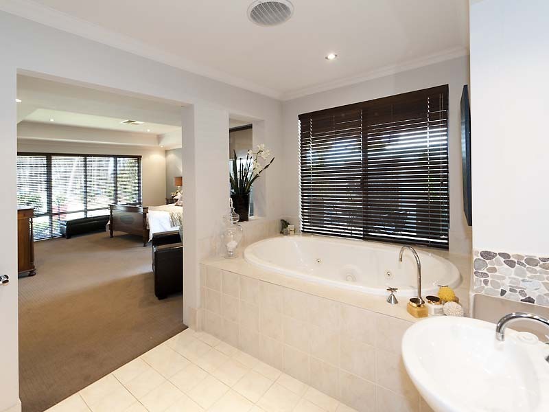 16 Edgehill Walk, Piara Waters WA 6112