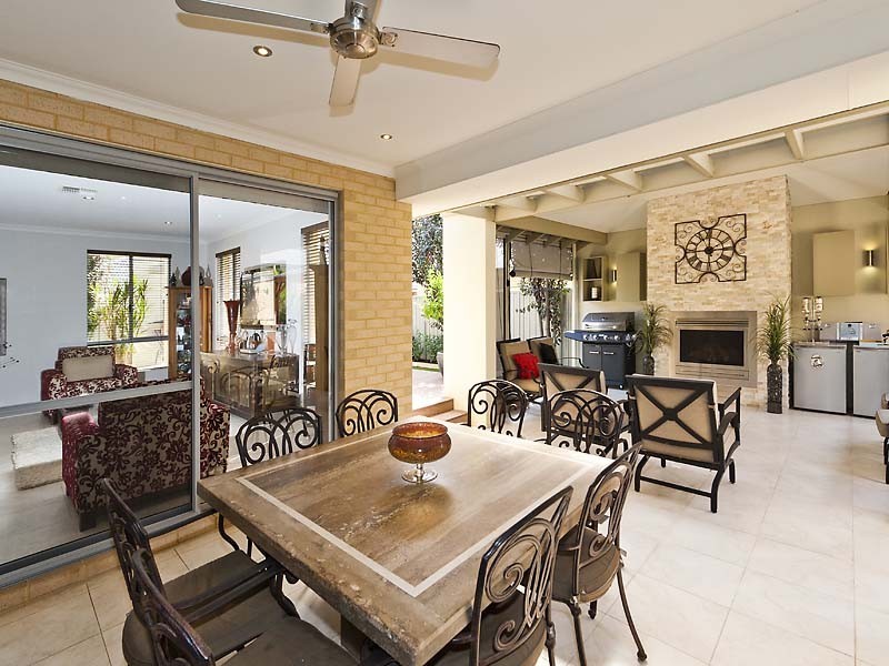 16 Edgehill Walk, Piara Waters WA 6112