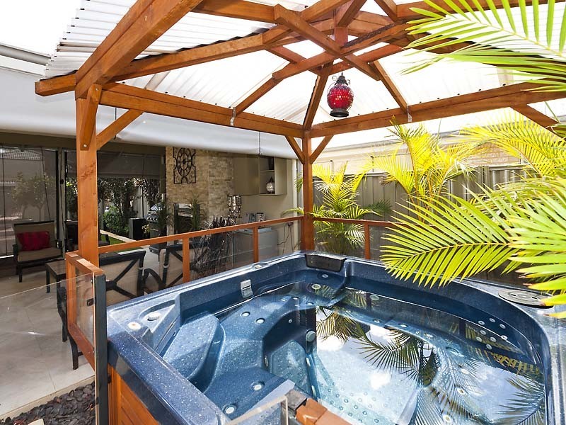 16 Edgehill Walk, Piara Waters WA 6112