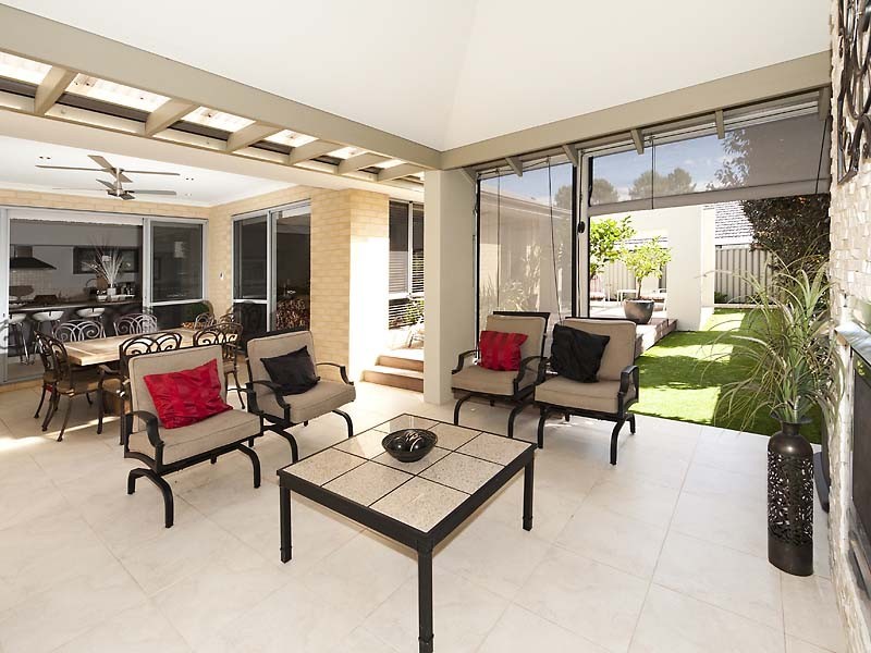 16 Edgehill Walk, Piara Waters WA 6112