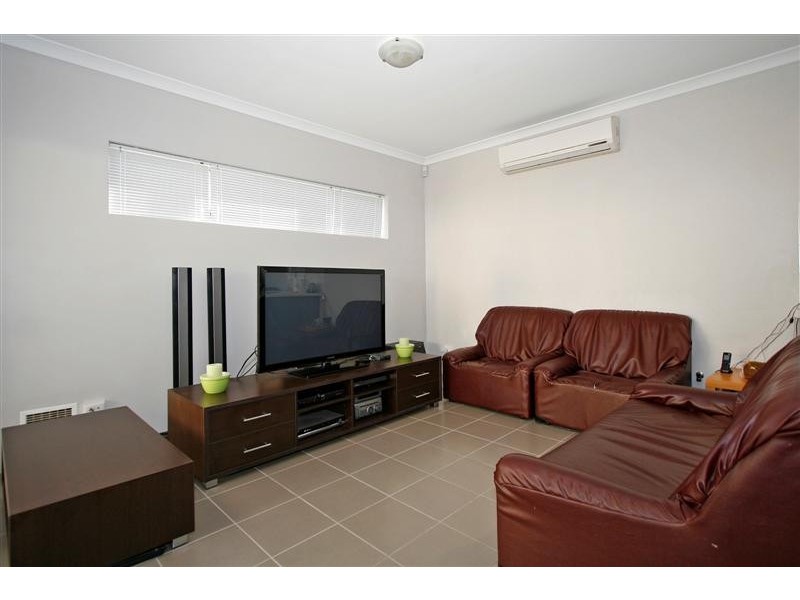 8 Churchill Green, Canning Vale WA 6155