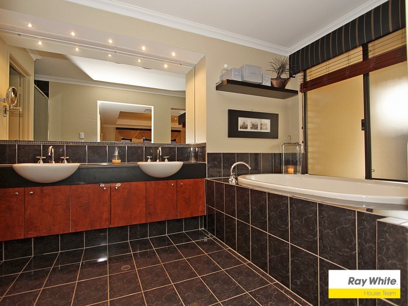 16 Mildura Way, Harrisdale WA 6112