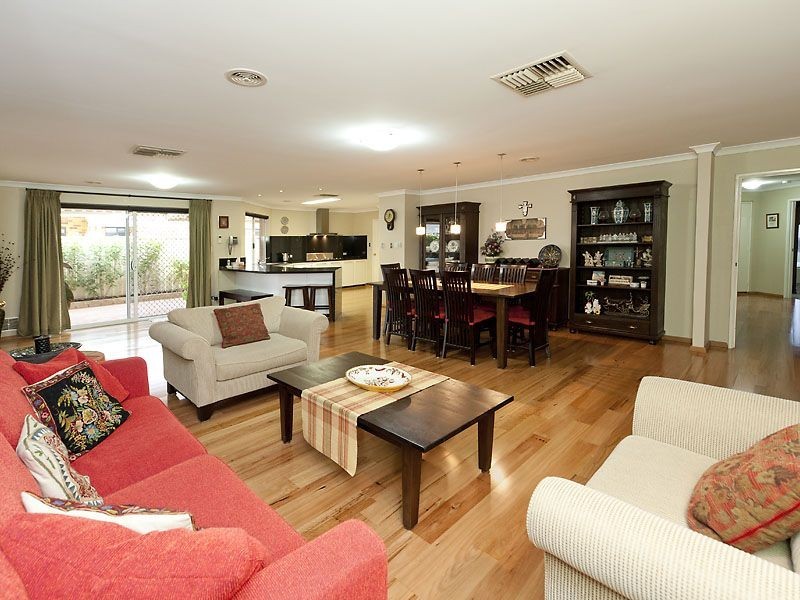 18 Longshaw Circuit, Canning Vale WA 6155