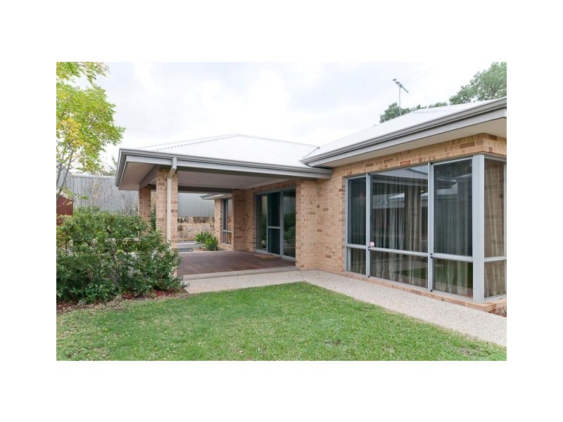 12 Edgehill Walk, Piara Waters WA 6112
