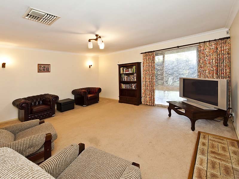 27 Rosemary Court, Huntingdale WA 6110