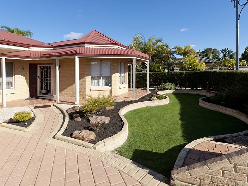 10 Lacombe Court, Canning Vale WA 6155