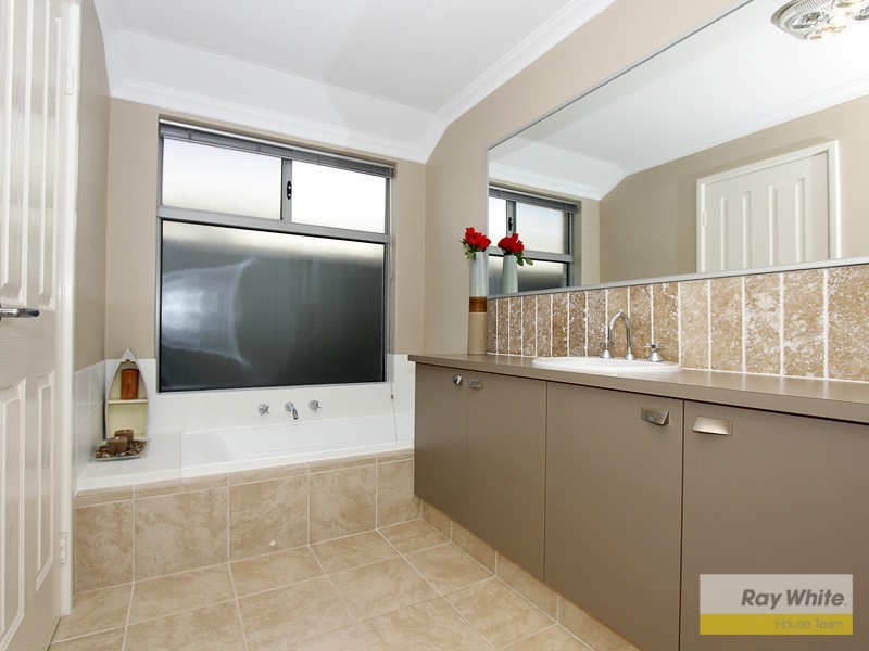 9 Bluestone Loop, Piara Waters WA 6112