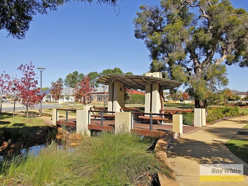 9 Bluestone Loop, Piara Waters WA 6112