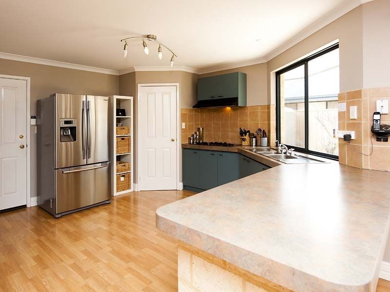 5 Avon Cres, Atwell WA 6164