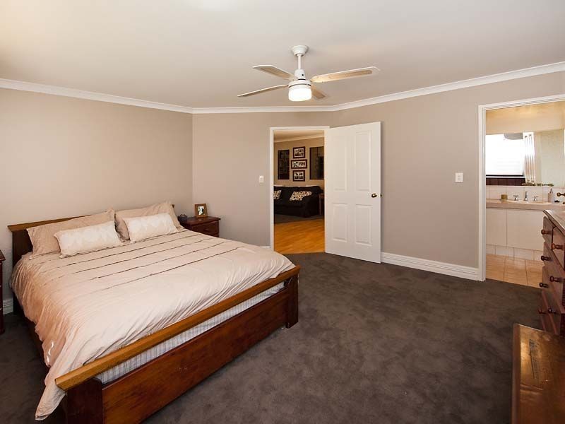 5 Avon Cres, Atwell WA 6164