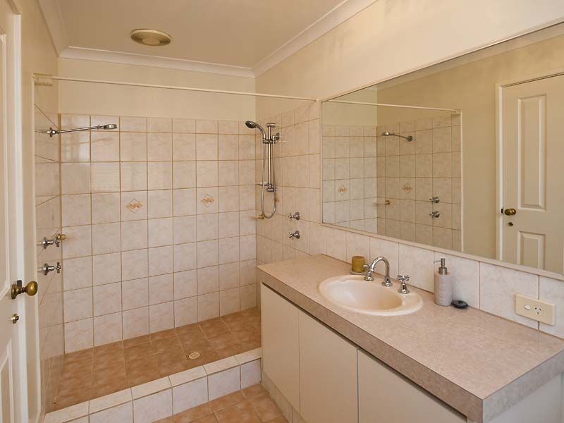 5 Avon Cres, Atwell WA 6164