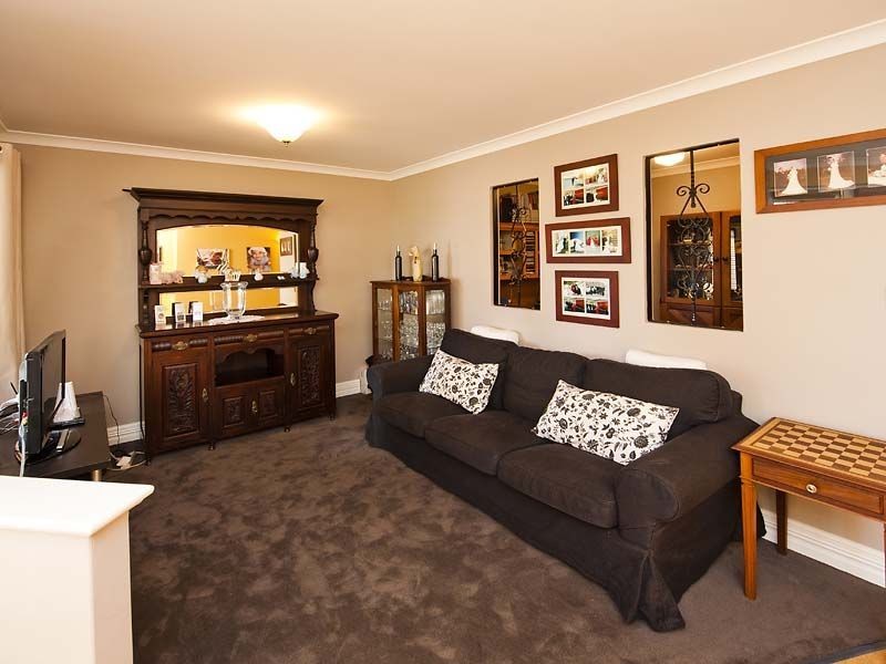 5 Avon Cres, Atwell WA 6164