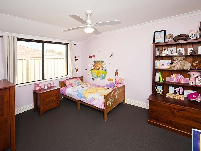 5 Avon Cres, Atwell WA 6164