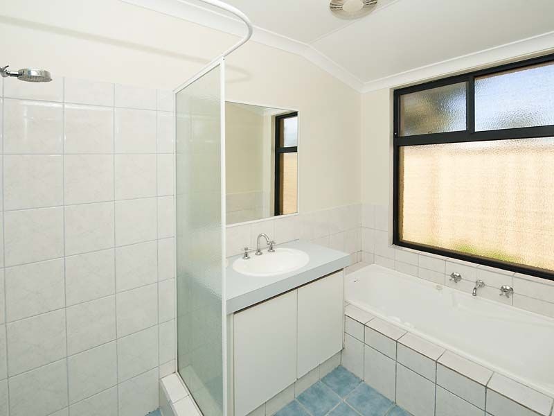 5 Avon Cres, Atwell WA 6164