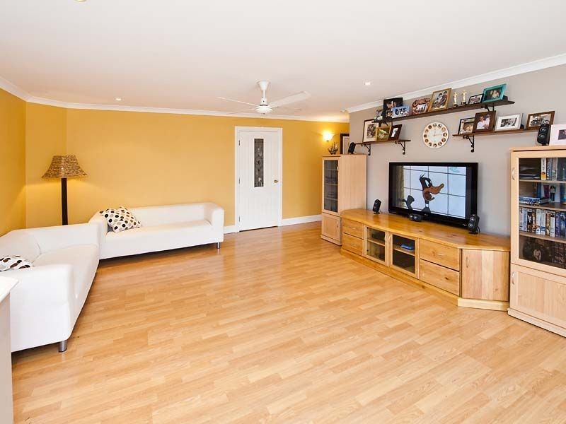5 Avon Cres, Atwell WA 6164